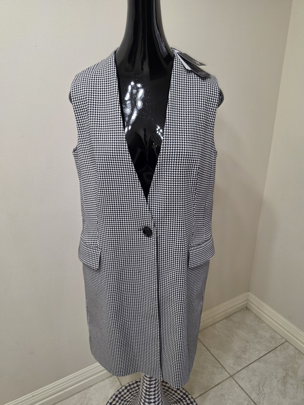 Adrianna Papell Black & White Houndstooth Sleeveless Vest